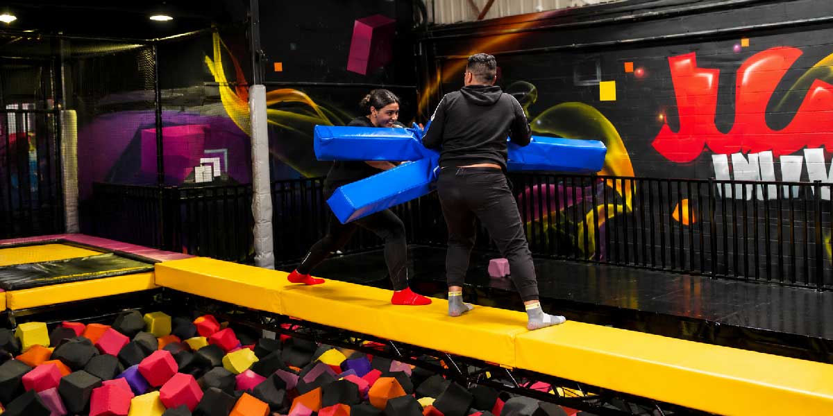 Poutre de combat au parc Jump Indoor Avignon